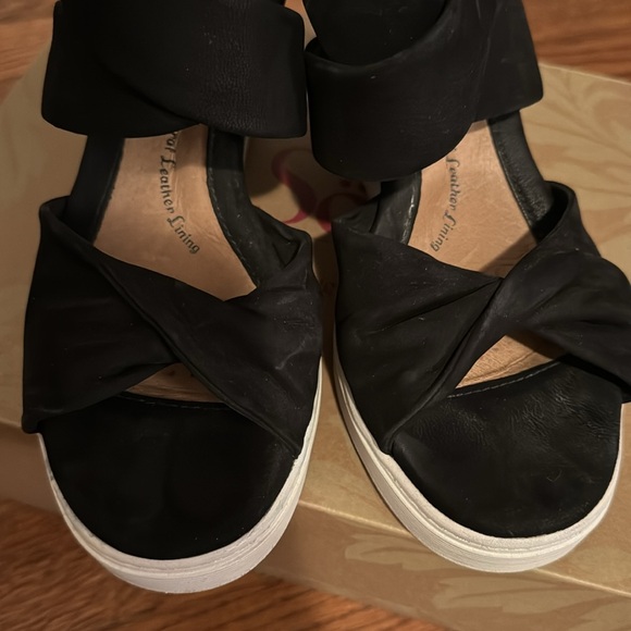 Softt black suede platform sandals - Picture 8 of 8